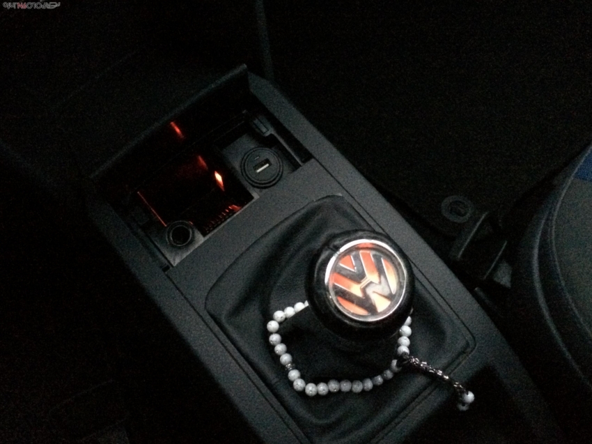12V 2,1A USB Schnittstelle und der Beleuchtette Schaltknauf mit VW Emblem. (Eigenbau)