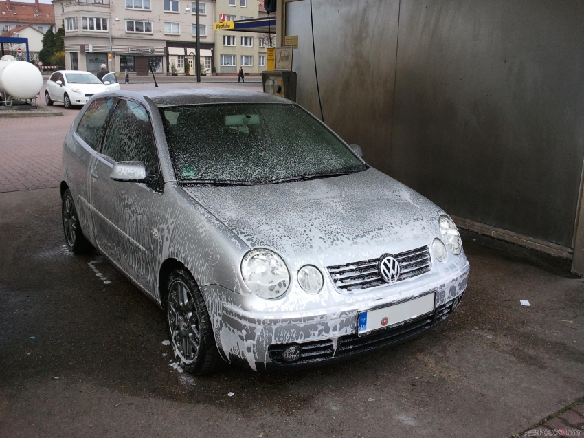 Test der Gloria FM10 in der Waschbox. 8 ml CG HoneyDew Snow Foam auf 1l warmes Leitungswasser. Foto nach 1-2 min.